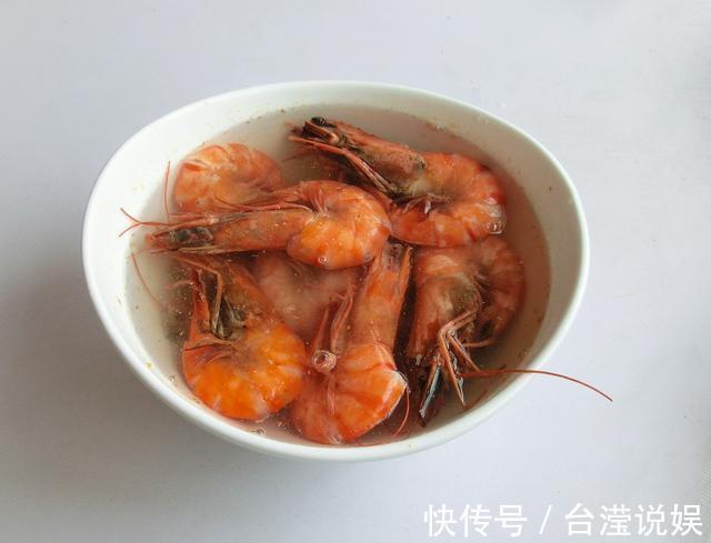 水煮大虾时，有人放盐有人放醋，大厨教你正确做法，香嫩还不腥