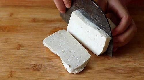 1块豆腐，2个咸鸭蛋，好吃解馋，我家一周吃6次，天天吃不够