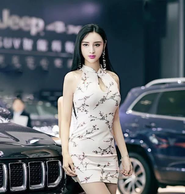 好身材|25岁的车模美女,完美曲线轻松驾驭旗袍,运动健身成就好身材,令人羡慕