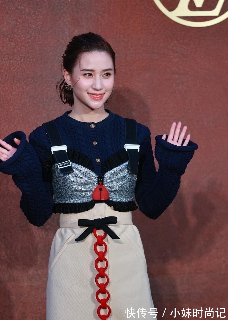 小背心 何超莲气质成熟了不少,毛衣外面套小背心,高腰长裙配得好高级