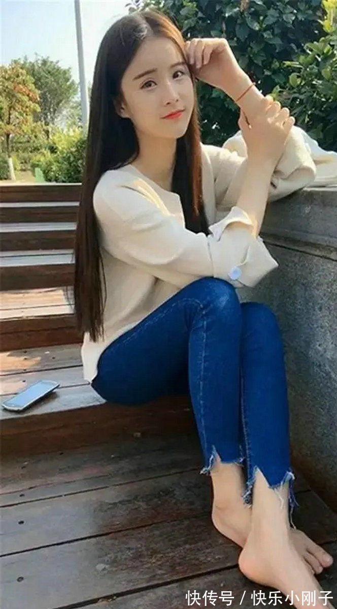 小可爱|抽绳设计的小V领短袖,能够露出一点腹部,有点小可爱但却不夸张