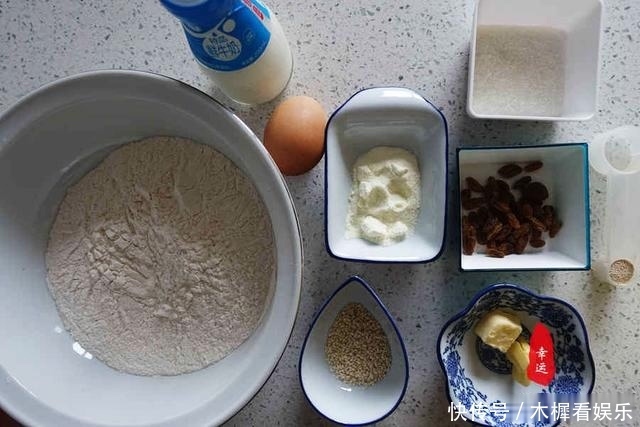  好吃|比面包好吃的烤饼出炉了，奶香浓郁色泽金黄，让人好有食欲