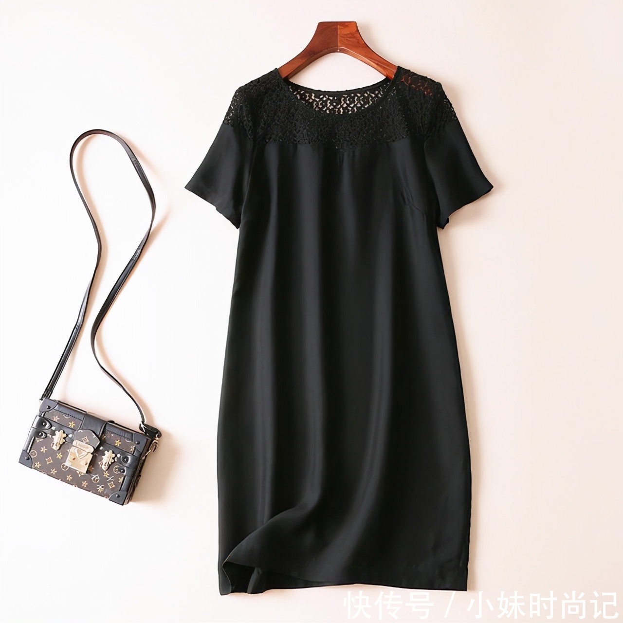 瘦真丝 深色系的连衣裙,女人尊贵文艺的腔调又很倾城