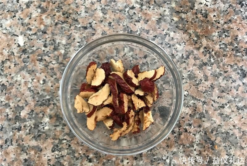 白發(fā)最怕這水果,5塊錢煮1大鍋,每天吃點,頭發(fā)烏黑,白發(fā)變少了