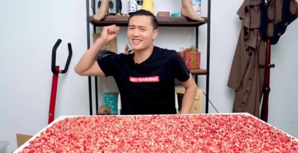 男子|100个石榴能榨多少“汁”男子20分钟榨完,看到分量无语了