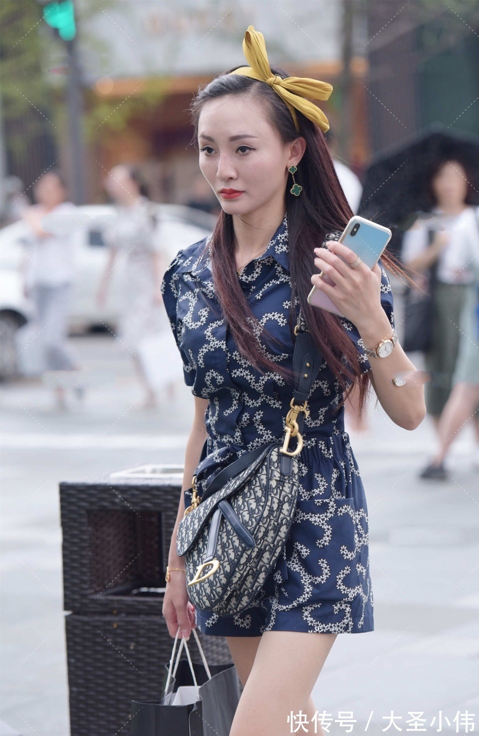 街拍|美女街拍:奢侈店门口拍到的一幕,这气质肯定是土豪的女人,太养眼了!