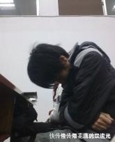 |大学时代的搞笑睡姿：睡觉能用口水把裤子洗了，堪称睡神，太逗了