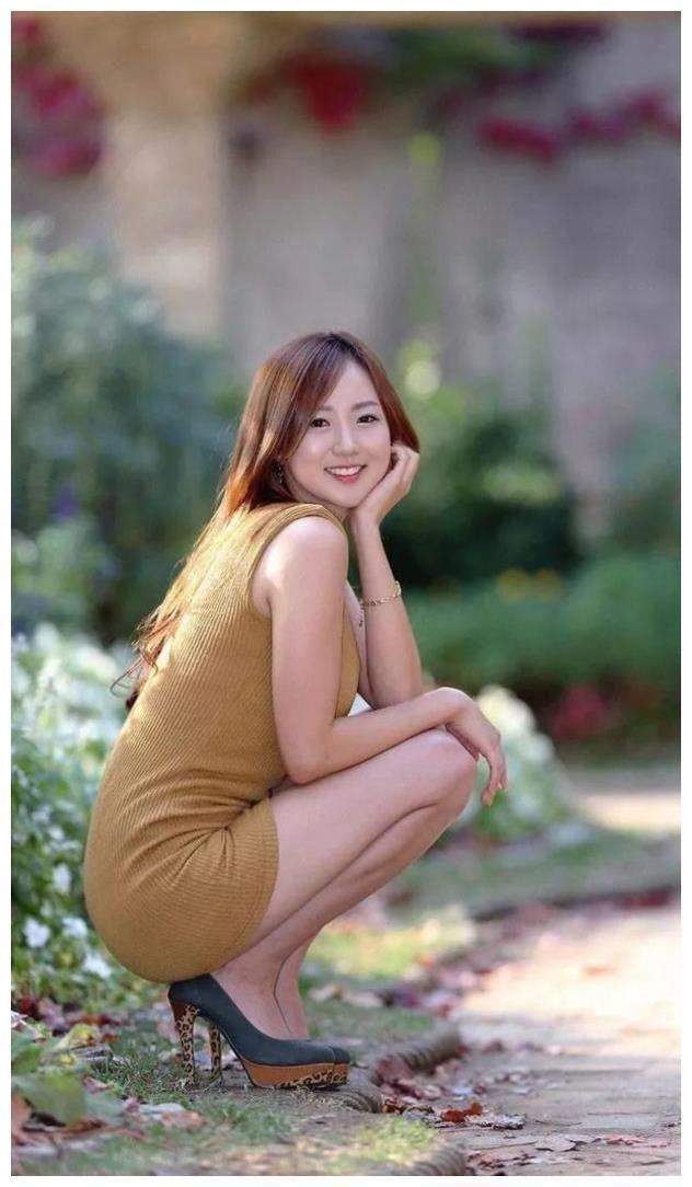 连衣裙 简约的修身连衣裙,把腰线勾勒得非常动人,彰显出独特的韵味魅力