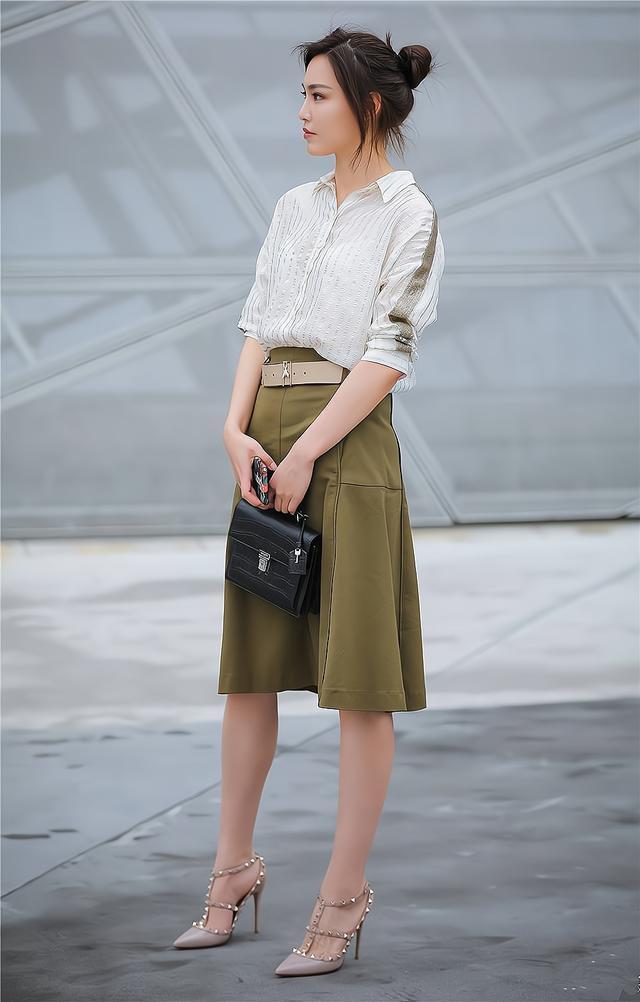 还在短裤配短靴早过时了,今秋流行“半裙+高跟鞋”,显高显瘦