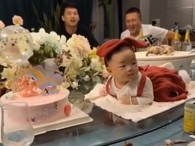 吃饭|萌娃变身餐桌上会动的“娃娃菜”火了,网友:菜名是“煲仔饭”吧