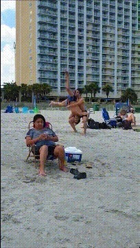 |搞笑GIF趣图:有了喵星人,孩子睡觉再也不会掉下来了!