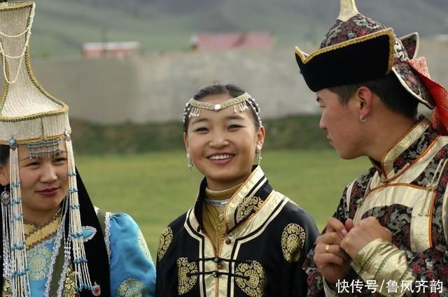 内蒙|内蒙风情:到草原做客，为什么要右手拿刀，左手吃肉