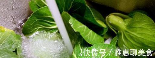 让青菜包子的绿色蔬菜变得绿色和新鲜，而且很香