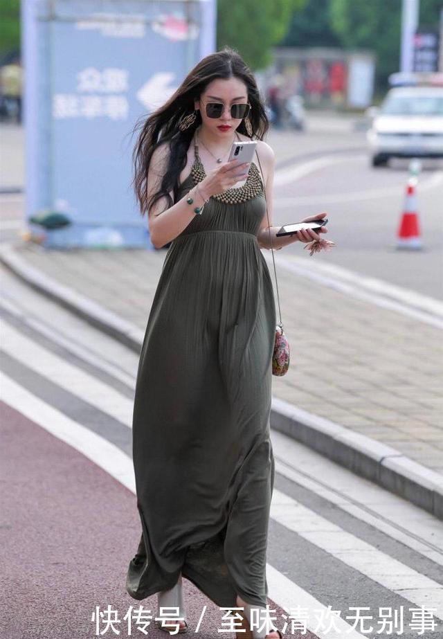 自带气质的深绿色挂脖吊带连衣裙，独特的款式设计，尽显高级感