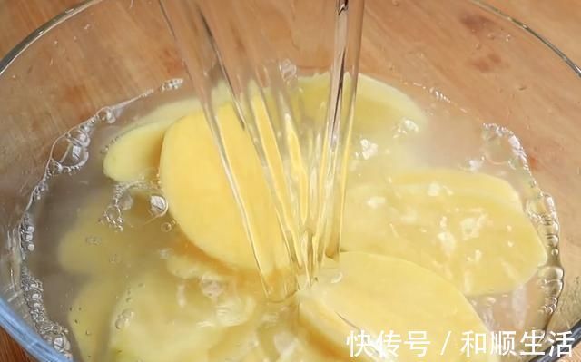 土豆又一个神奇的做法只要放盐水里泡一泡,个个鼓大泡,真解馋