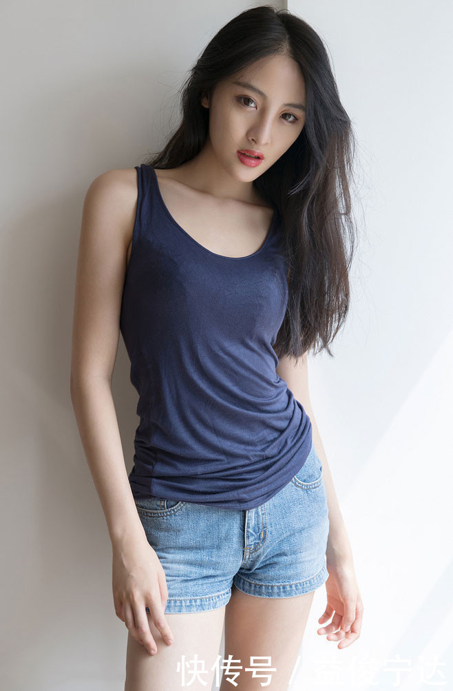 牛仔短裤|有气质的美女就是不一样,简单的吊带背心搭配牛仔短裤也能穿出不一样的美