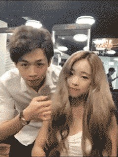 |搞笑GIF趣图:老婆,咋还能生出两个黑的来?你解释一下