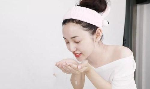 皮肤|刚打湿脸就急着抹洗面奶？难怪皮肤差还长痘，80%的人都在犯！