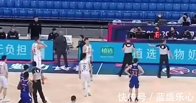 马布里|李春江马布里爆发冲突,场边隔空对骂飙脏话,被各吹1次技术犯规!