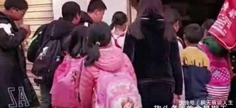 摆摊|大妈街上摆摊卖方便面,1元一份00后很爱吃,某师傅慌了