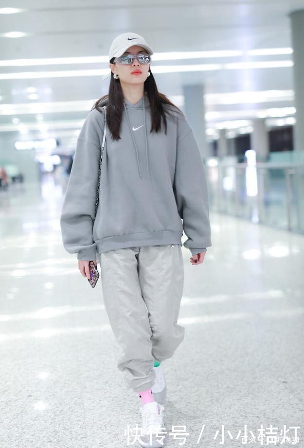 减龄|早秋穿卫衣,建议搭配这“4种”下装,显瘦减龄、明星都在穿