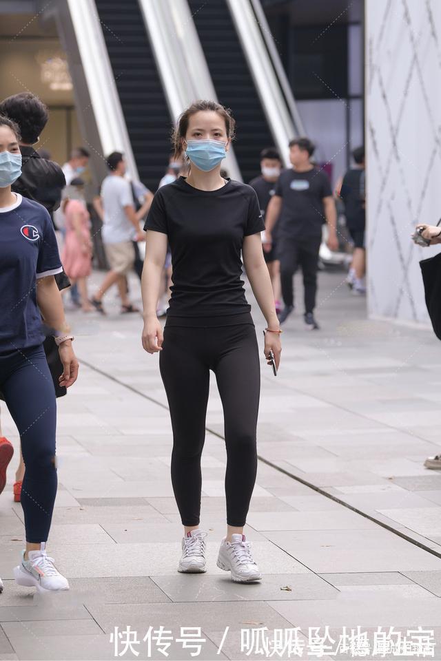 阿成|短袖加健美裤,穿出休闲运动风,简单又随性