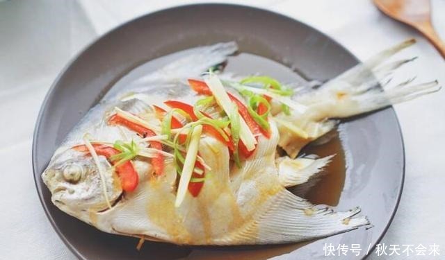  媳妇做清蒸鲳鱼，不放食盐和料酒，原汁原味，鱼肉鲜嫩不腥也不柴