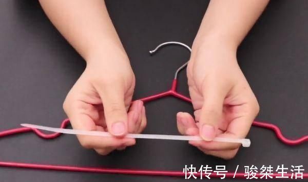 大烦恼|衣架上绑几个扎带，放在阳台太厉害了，解决了很多家庭的大烦恼