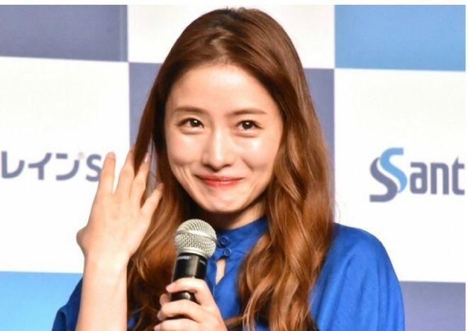 石原里美宣布结婚后首亮相 穿蓝衣甜笑状态好