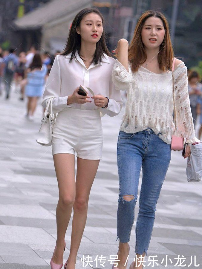 破洞款的针织衫,呈现女性优雅淑女的气质