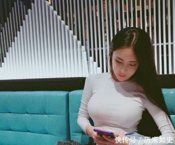 小姐姐|紧身牛仔裤:小姐姐,肤白貌美,打扮出简洁利落的穿衣风格!