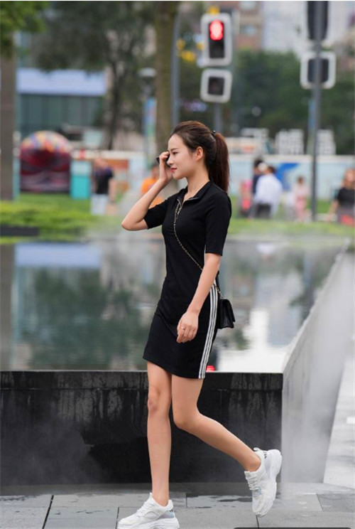 街拍|街拍紧致身材的小姐姐,唯美的穿搭很动人,很不错的姑娘