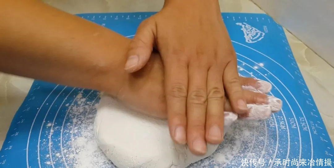 小油条|糯米粉这样做才好吃,开水一烫,个个焦脆又香酥,比麻花油条好吃