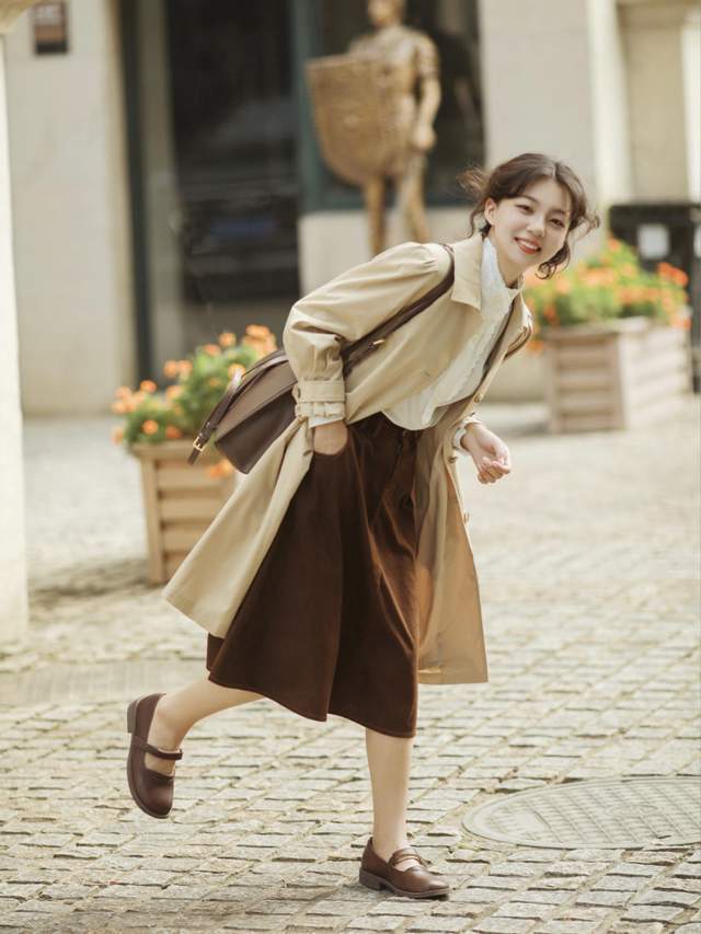 穿搭|秋天不知道该穿什么外套?这4件风衣就够了,适合30岁的女人借鉴