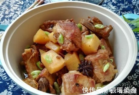 炖排骨时,别直接焯水,多加1个步骤,排骨肉嫩且多汁,不柴不腥