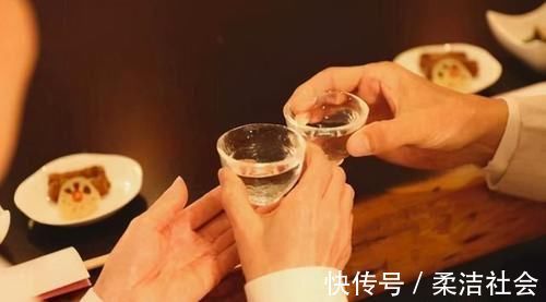 胰岛素|糖尿病患者能喝白酒吗,看完这三个方面你就知道了