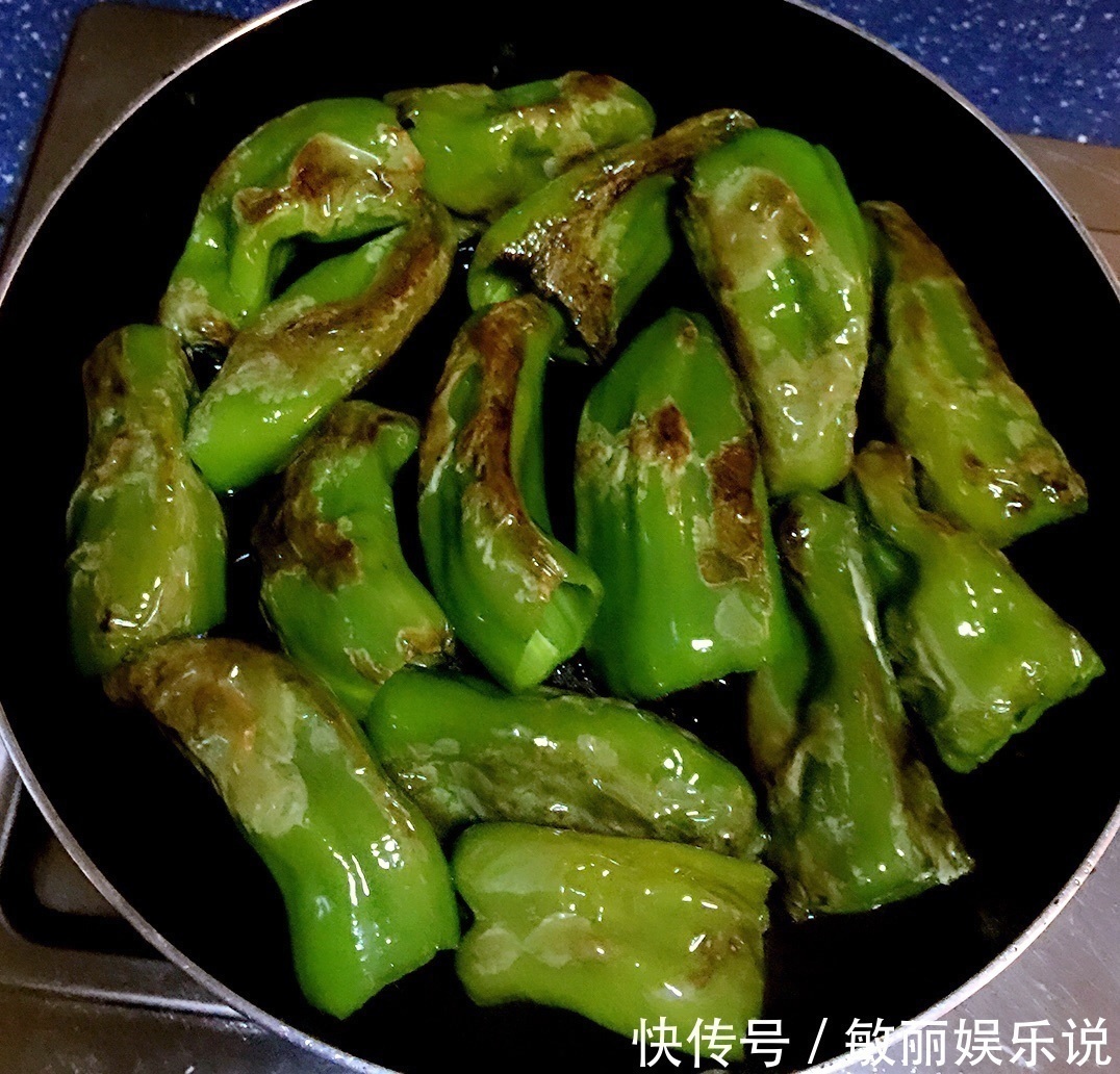 入味|做虎皮青椒时,切忌直接下锅煎,多加一步,香辣入味,非常下饭
