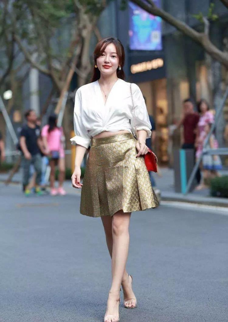 美女|美女姐姐金色半身裙，搭配白衬衫，让你的美换发光彩