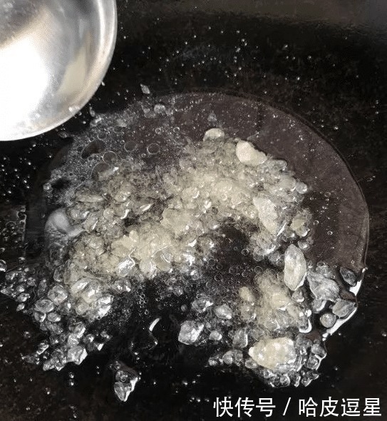 炒糖色,别直接炒糖!大厨:多做1步,颜色红亮,味道香甜不发苦