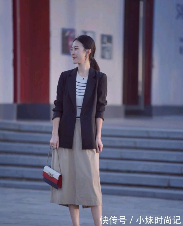 波点|成熟女人的早秋穿搭如何搭配?可以选择简约款,呈现出优雅大方