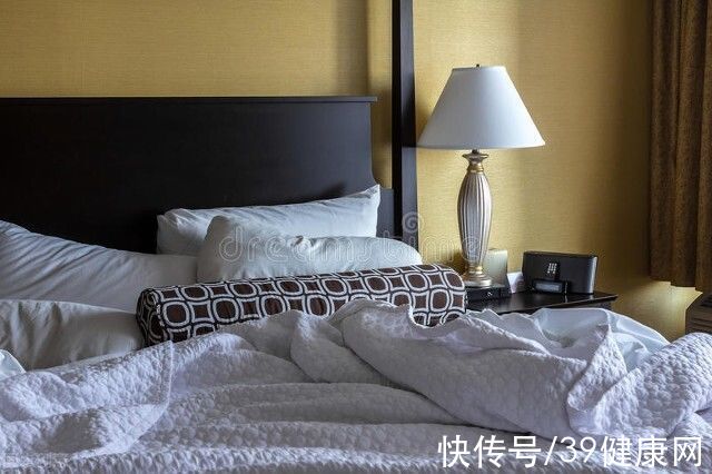 睡眠质量|每人都需要睡够8小时吗？最佳睡眠时间表，0岁~65岁都说得很清楚