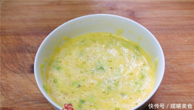 两个鸡蛋加两勺粗粮,搅一搅,煎一煎,点心快速做好,营养又健康