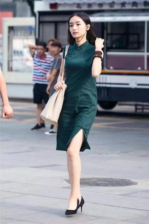 美女一双黑色的尖头高跟鞋显高又充满着魅力，带着一种时尚的气息