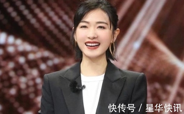 与王鸥不同，万茜穿着简单录节目，原以为很朴素，站起来才懂
