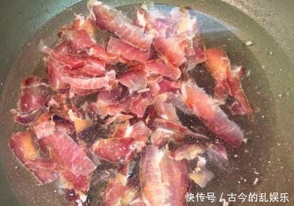 焯水|炒腊肉时，冷水泡还是上锅蒸？都错了！难怪腊肉又硬又咸不好吃