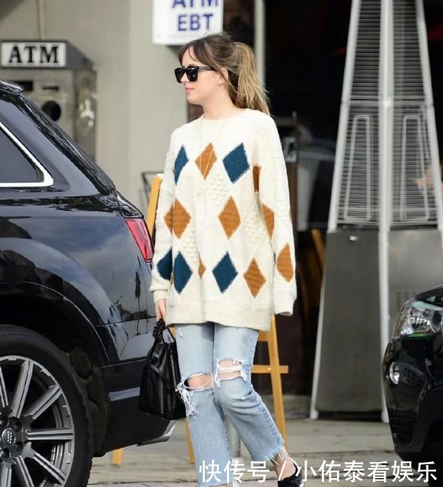 秋冬|今年秋冬的最百搭奖,我颁给“毛衣+直筒裤”,不分年龄谁穿谁美