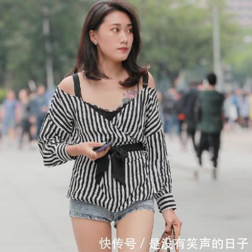 气质|时尚街拍黑色紧身吊带装外穿的妹子,气质过人,走路带风