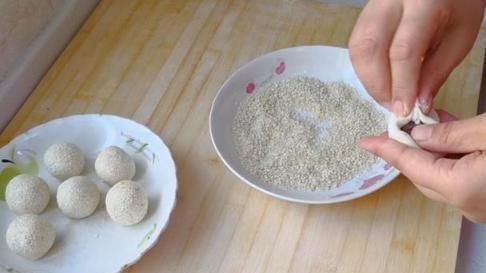 把糯米粉开水一烫,不发面不饧面,个个空心不开裂,比油条更好吃