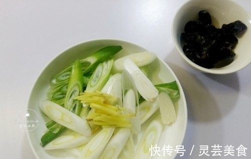 秋天的大葱，炒着吃才香，此食材一放，鲜美，秋季要吃