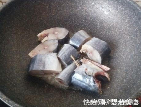 炖鱼时，别放酱油和醋了，大厨分享1招，鱼肉又鲜又嫩，还不腥